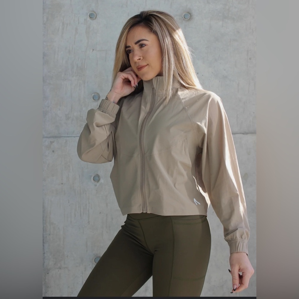 Women’s Forever 21 Beige/Tan Cropped Lightweight Zip Jacket Size S